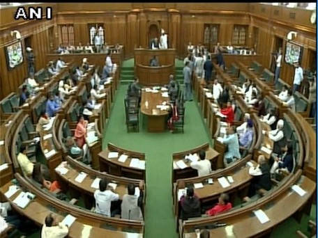 दिल्ली: विधानसभा में जबरदस्त हंगामा, भाजपा के 3 विधायकों को बाहर जाने का आदेश