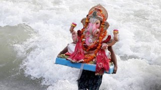 गणेश विसर्जन: जुहू समुद्र तट की सफाई अभियान में शामिल हुए फिल्म कलाकार, राजकुमार राव समेत ये लोग हुए शामिल