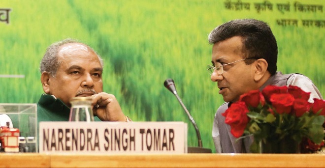 केंद्रीय कृषि एवं किसान कल्याण मंत्री नरेंद्र सिंह तोमर के साथ चर्चा करते आउटलुक अंग्रेजी के एडिटर-इन-चीफ रुबेन बनर्जी