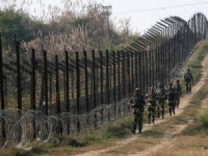 जम्मू में पांच भारतीय चौकियों पर पाकिस्तानी सैनिकों ने गोलीबारी की, एक जवान, चार नागरिक घायल