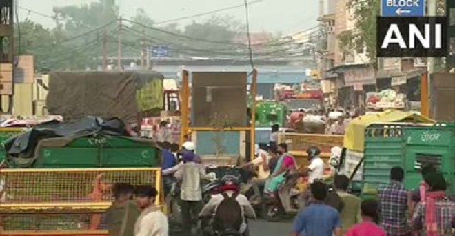 दिल्ली की आजादपुर फल एवं सब्जी मंडी के बाहर भीड़, सोशल डिस्टेंस के नियमों की खूब धज्जियां उड़ रही हैं