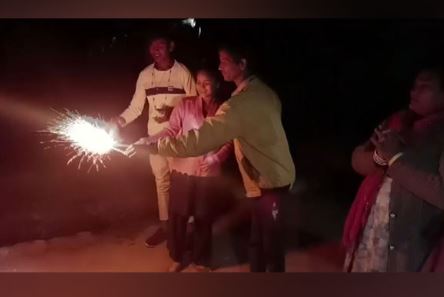 सुरंग से बाहर निकले श्रावस्ती के श्रमिकों के गांव में जश्न, मिठाई खिलाकर मनायी ‘दीपावली’