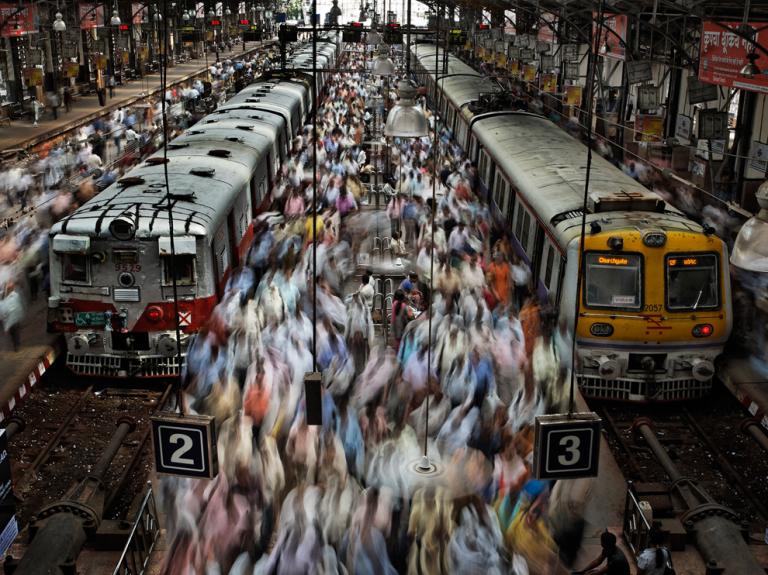 साभार: http://www.nationalgeographic.com/photography/photo-of-the-day/2013/8/railway-station-mumbai-olson/