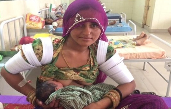 राजस्थान के बाड़मेर में स्तनपान कराती आदिवासी महिला
