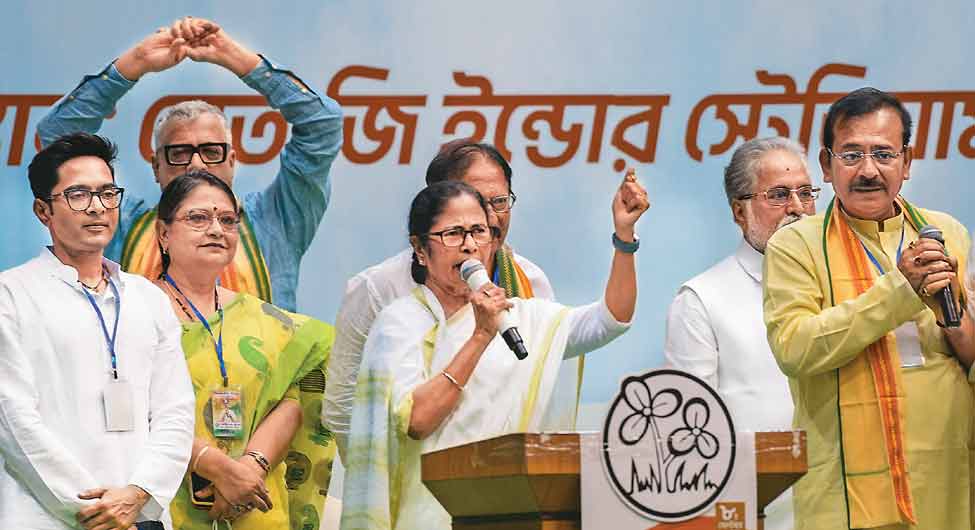 बंगाल की मुश्किलः ममता बनर्जी के नए राज में भाजपा इकाई अंकों पर सिमट सकती हैं