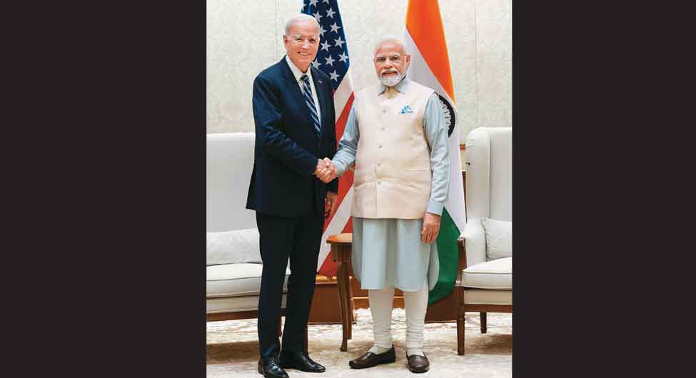 बाइडन और मोदीः जी20 में नरेंद्र मोदी (दाएं) का परिचय 'भारत के प्रधानमंत्री' दिया गया था