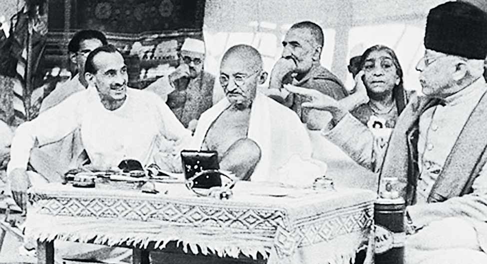 करो या मरोः 1942 में कांग्रेस अधिवेशन में गांधी और अन्य नेता