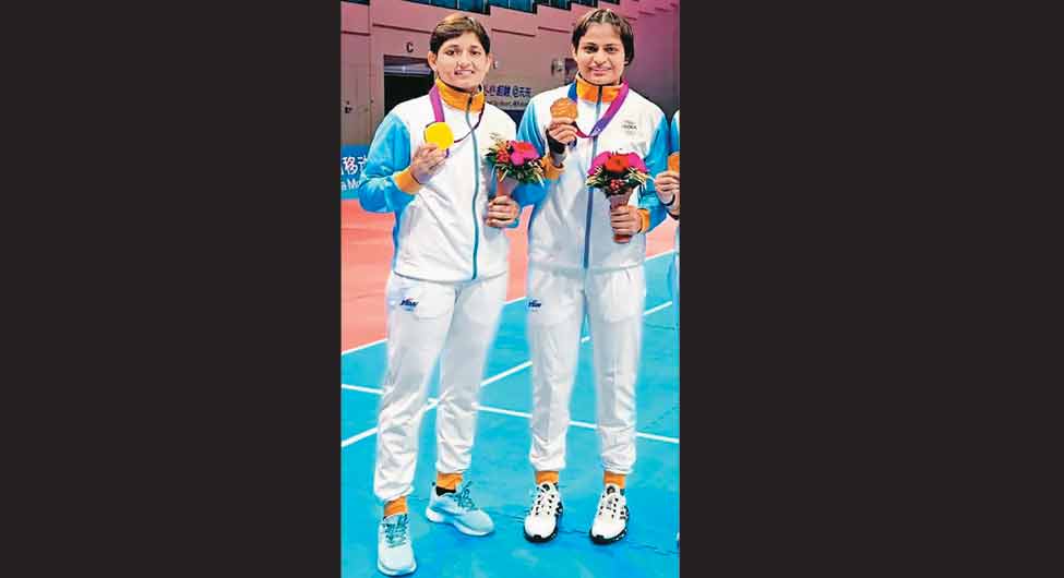 हू-तू-तूः मुस्कान मलिक और साक्षी पुनिया (बाएं) ने कबड्डी में स्वर्ण पदक जीत कर राज्य का नाम रोशन किया