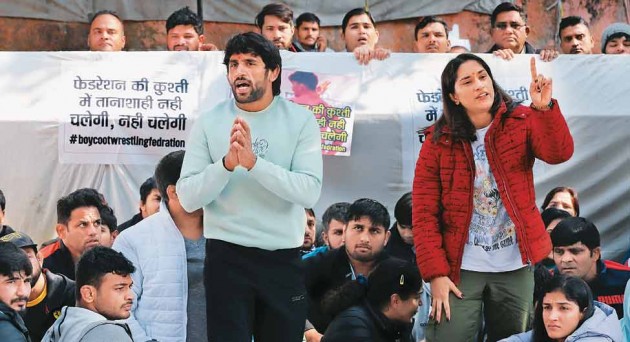अलग अखाड़ाः जंतर-मंतर पर अन्य पहलवानों के साथ धरने पर पूनिया और फोगाट