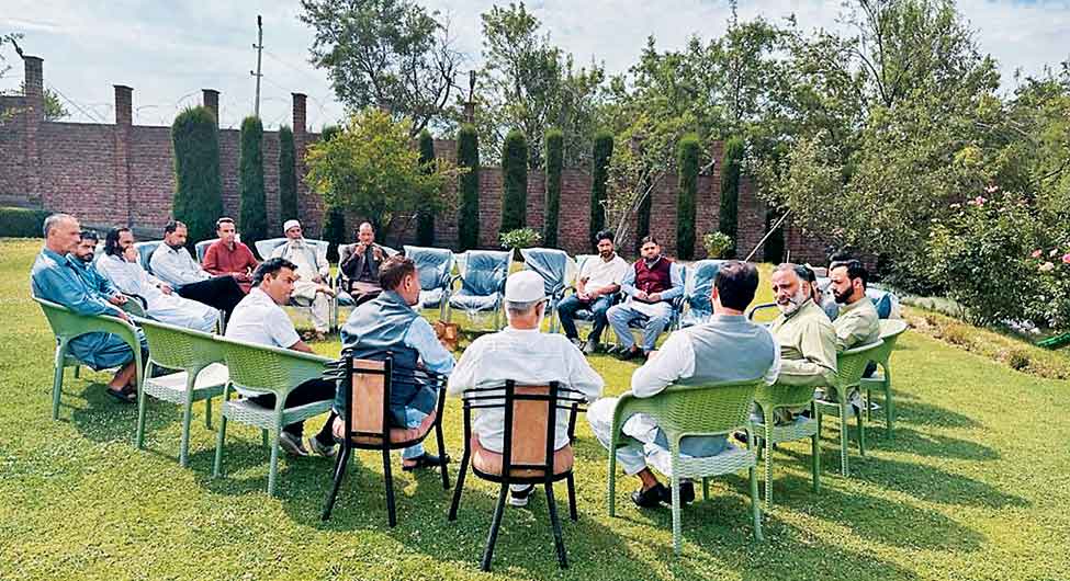 माहौल में सरगर्मीः पूर्व मुख्यमंत्री उमर अब्दुल्ला के यहां पार्टी की बैठक
