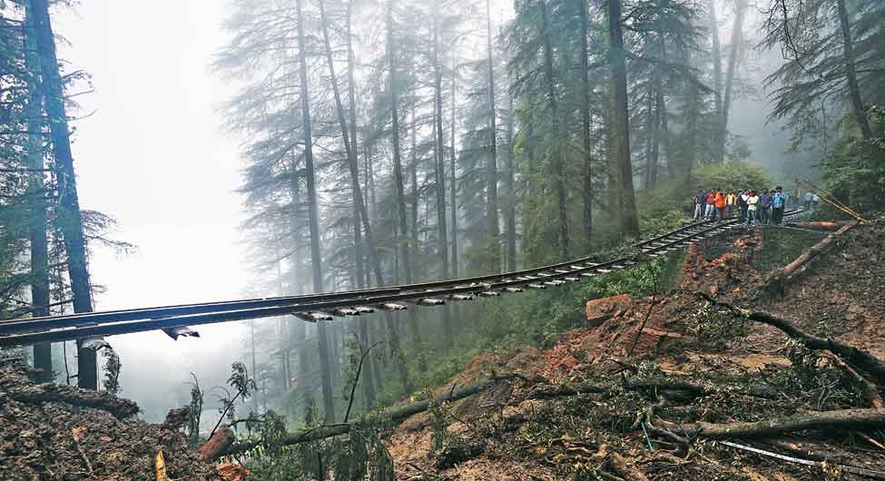 ऐतिहासिक कालका-शिमला टॉय ट्रेन की पटरी के नीचे से जमीन बह गई